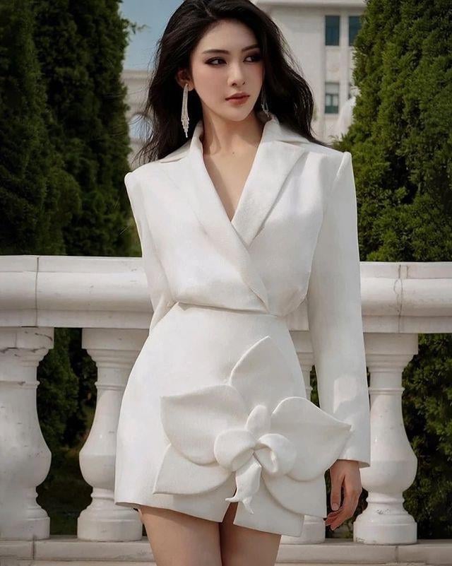 Eteği Gül Detaylı Beyaz Ceket Elbise