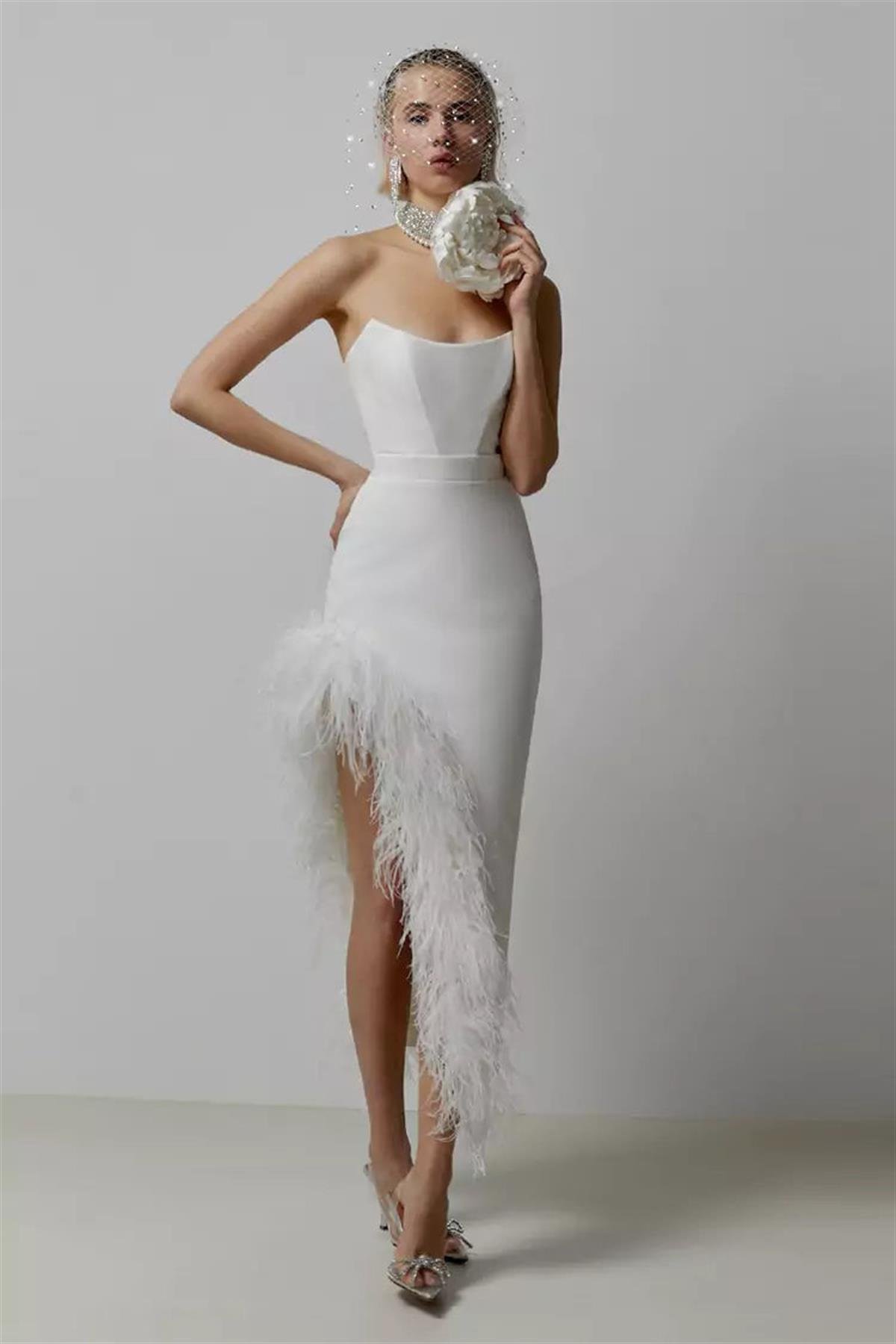Etek Ucu Otrişli Straplez Beyaz Tasarım Elbise