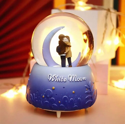 Beyaz Ay Altındaki Romantik Sevgililer Kar Motorlu Işıklı ve Müzikli Mega Boy Kar Küresi