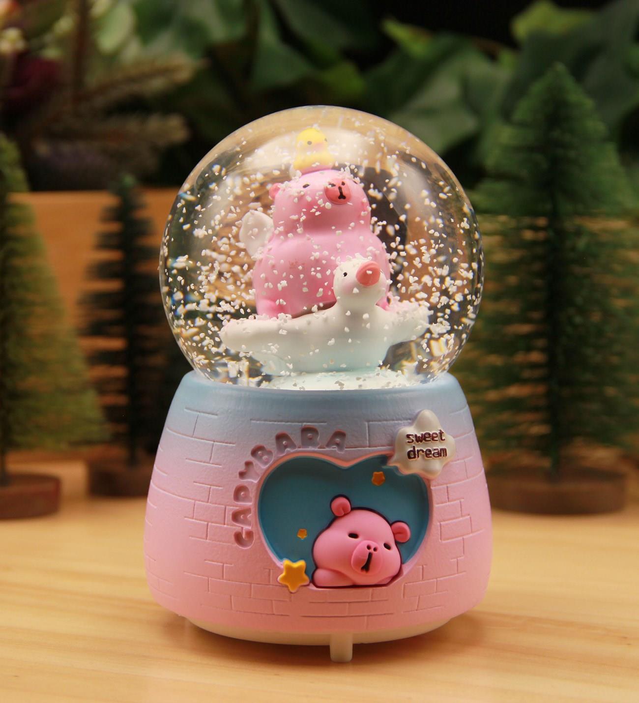 Capybara (Kapibara) Işıklı ve Müzikli Kar Küresi Büyük Boy - Pembe