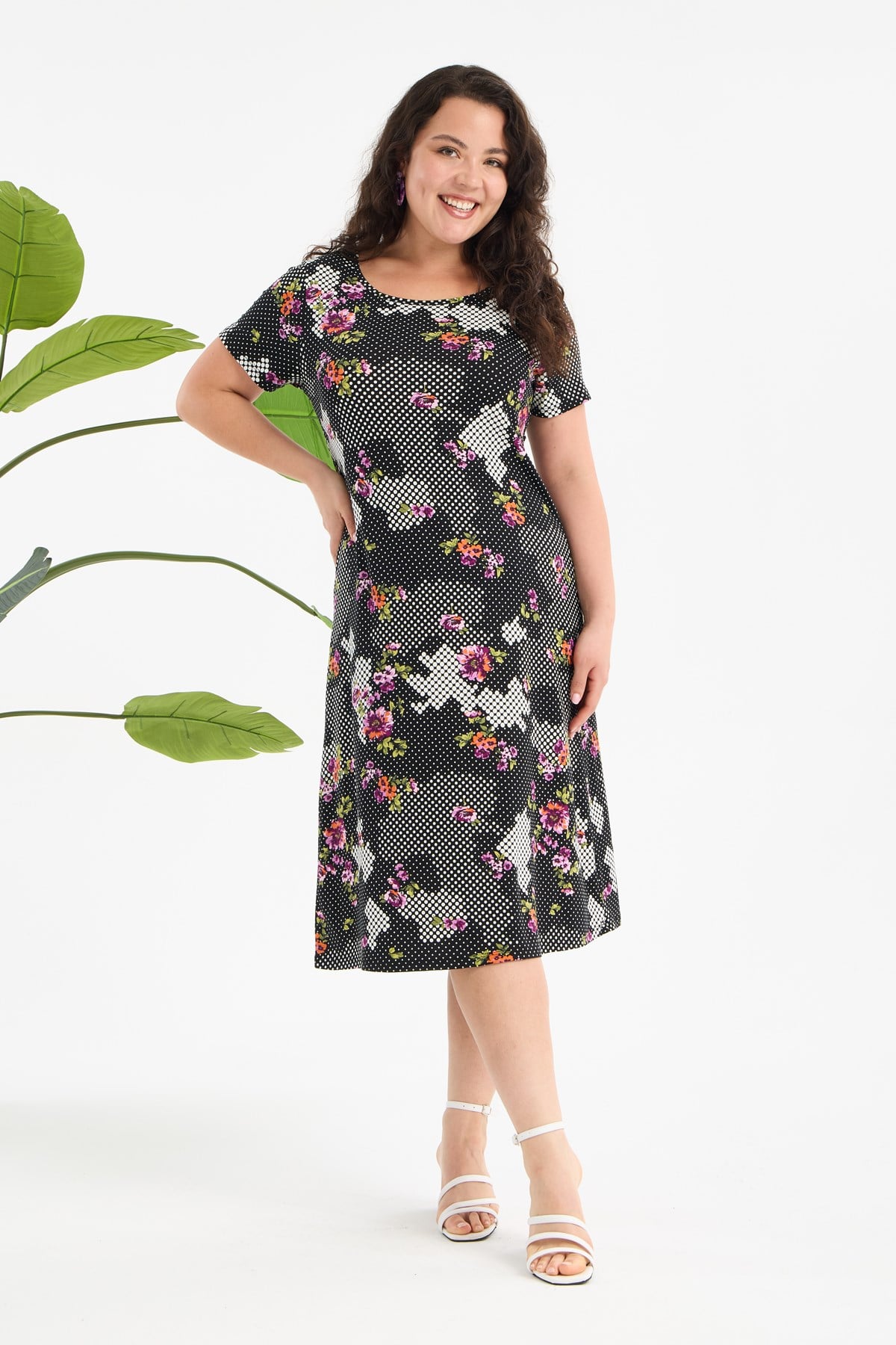 Kadın Siyah Beyaz Floral Petek Desen Büyük Beden Esnek Midi Elbise