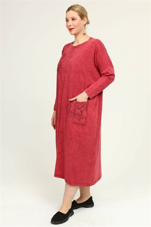 Kadın Kırmızı Yıkamalı Çiçek ve Taş Aplikeli Cepli Standart Beden Elbise