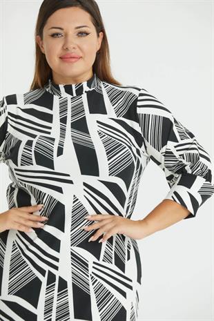 Kadın Siyah Beyaz Geometrik Çizgi Desen Yarım Balıkçı Yaka Büyük Beden Yırtmaçlı Esnek Süet Elbise