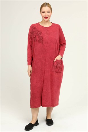 Kadın Kırmızı Yıkamalı Çiçek ve Taş Aplikeli Cepli Standart Beden Elbise