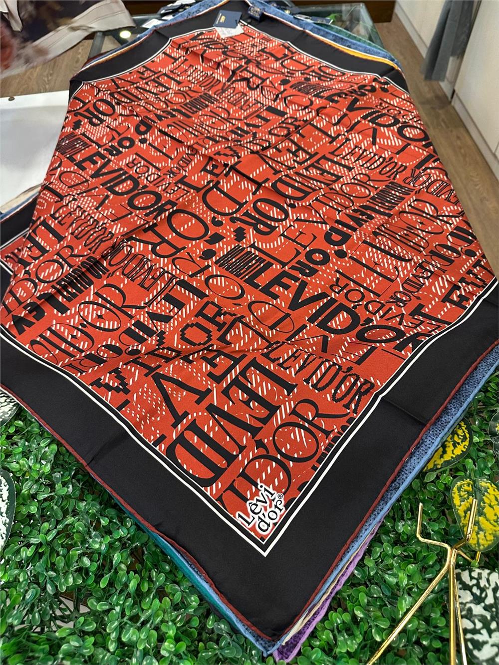 LEVİDOR ÖZEL SERİ % 100 İPEK TWİL EŞARP (NOSTALJİ)