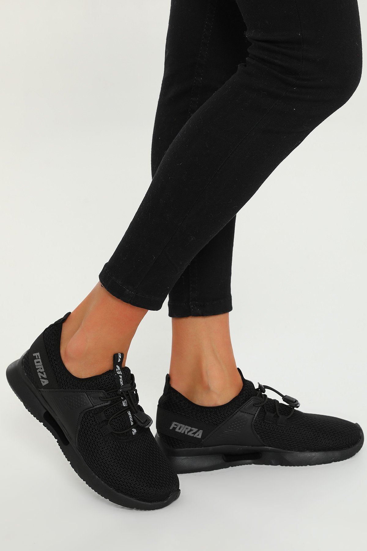 Siyah Bağcık Lastikli Kadın Spor Ayakkabı