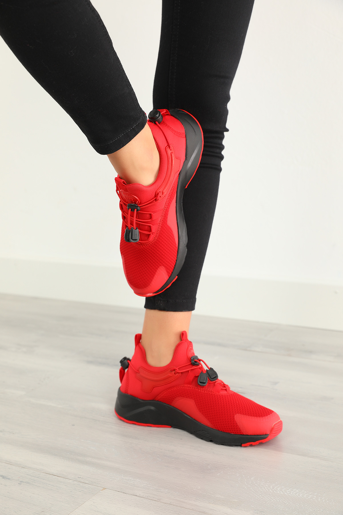 Kırmızı Bağcıklı Kadın Spor Ayakkabı