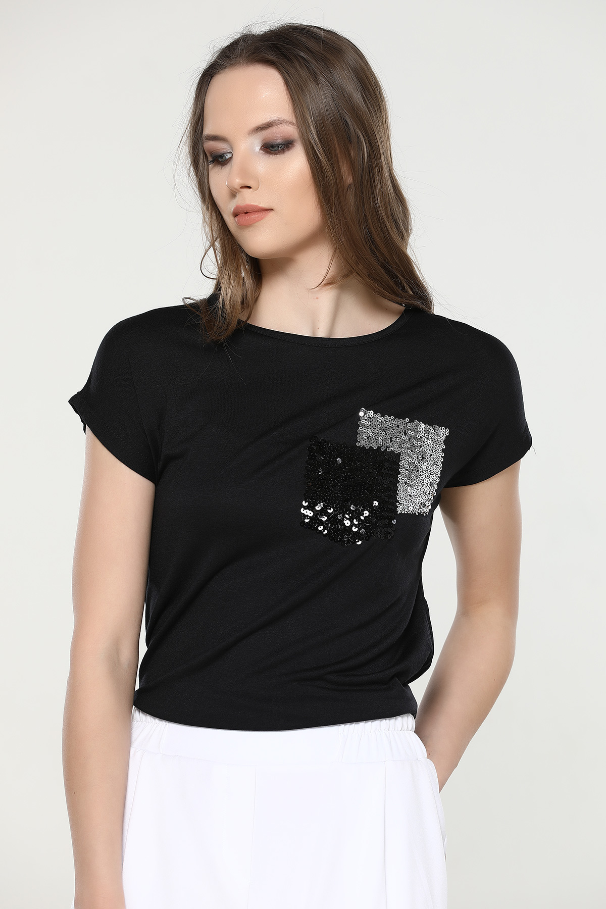 Siyah Cep Detaylı Pullu T-shirt 323458- tozlu.com
