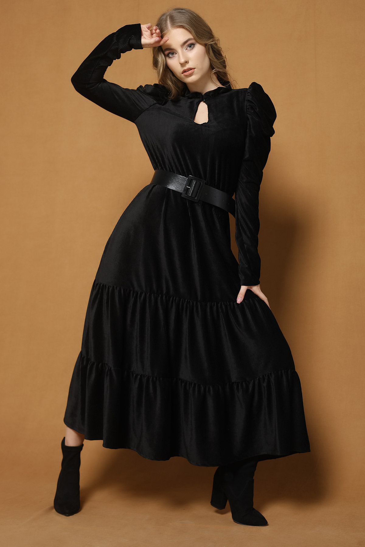 Siyah Fırfırlı Omuz Büzgülü Kadife Elbise 285473- tozlu.com