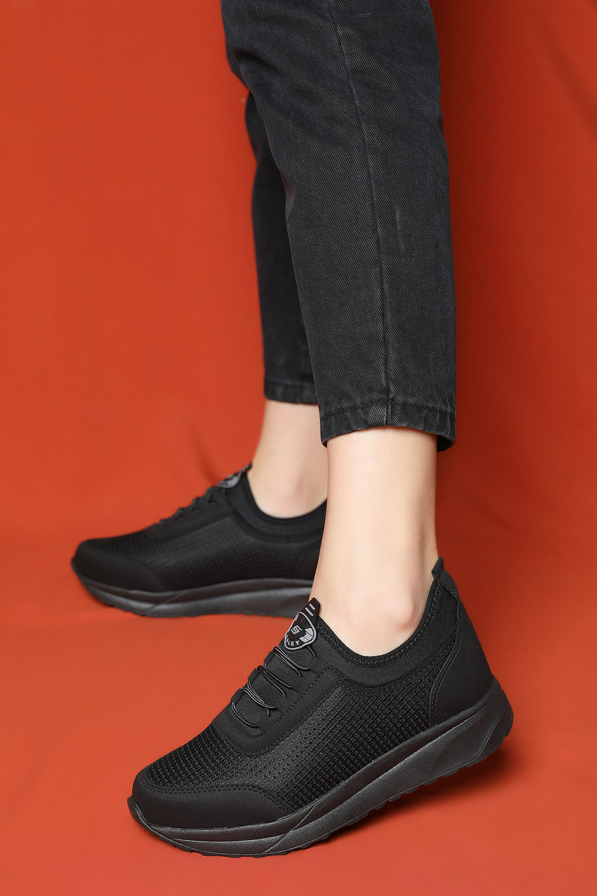 Siyah Lastik Bağcıklı Kadın Spor Ayakkabı 400410- tozlu.com