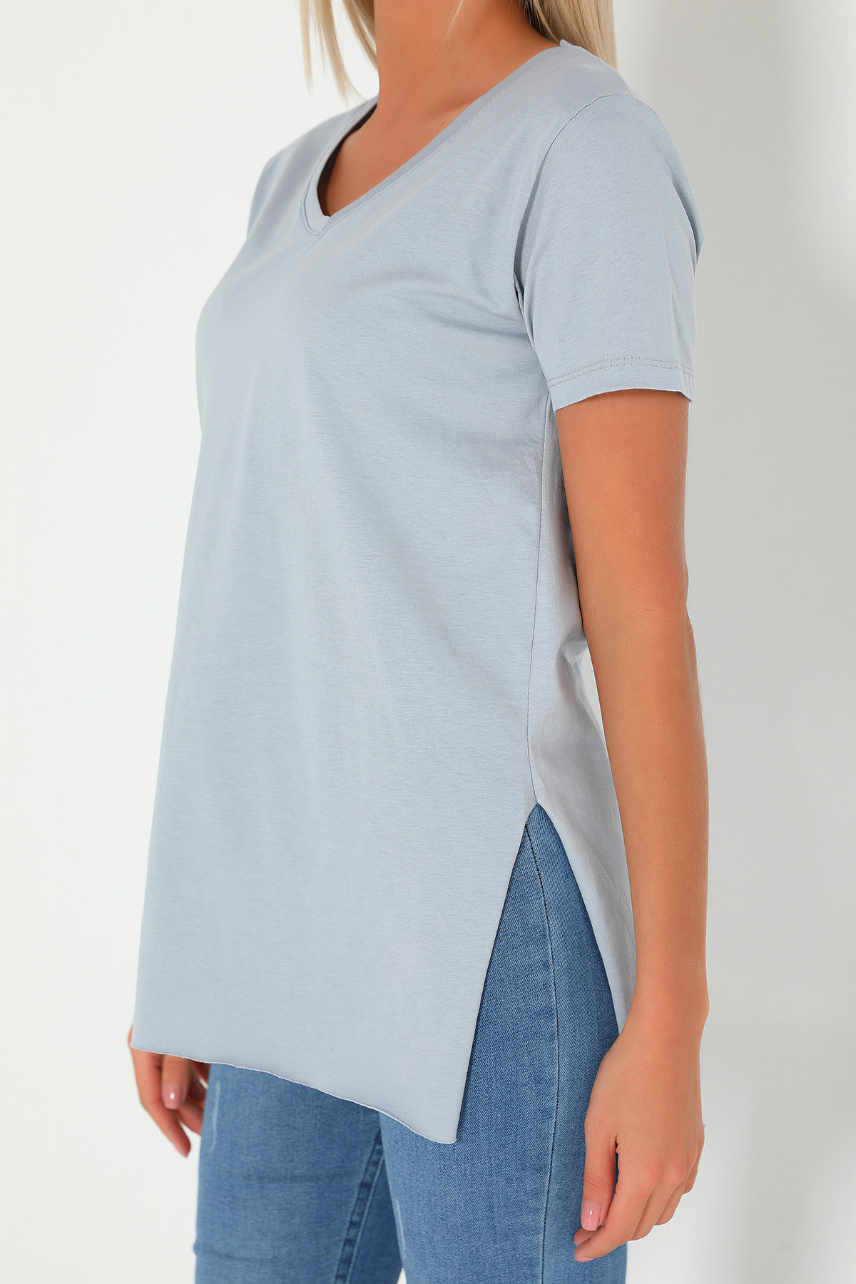 Gri V Yaka Yanları Yırtmaçlı Kadın T-shirt 432285- tozlu.com