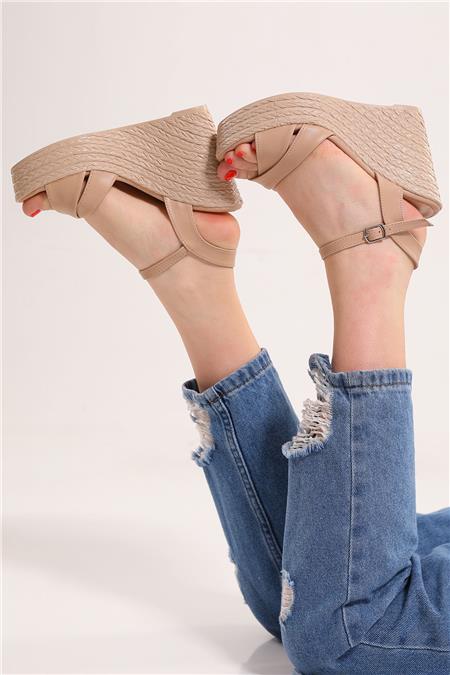 Bej Kadın Çapraz Bant Dolgu Topuk Sandalet