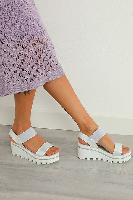 Lastik Detaylı Dolgu Topuk Kadın Sandalet