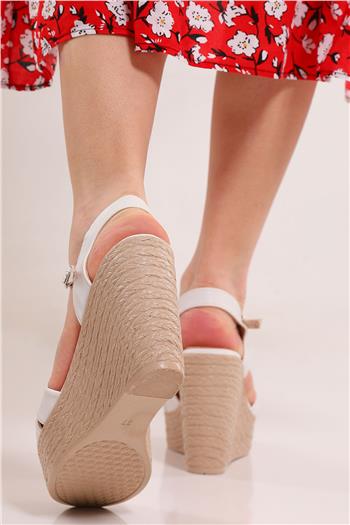 Beyaz Kadın Çapraz Bant Dolgu Topuk Sandalet
