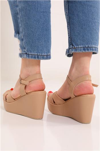 Bej Kadın Çapraz Bant Dolgu Topuk Sandalet