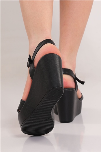 Siyah Kadın Çapraz Bant Dolgu Topuk Sandalet