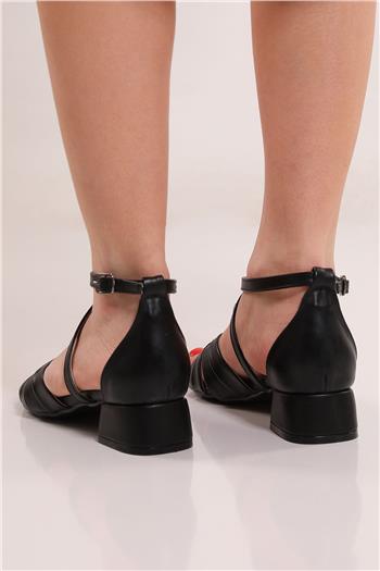 SiyahMat Kadın Çapraz Bant Kalın Topuk Ayakkabı