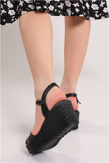 SiyahDerili Kadın Kalın Bant Dolgu Topuk Sandalet