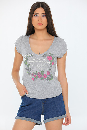 V Yaka Ön Desenli Kadın T-shirt