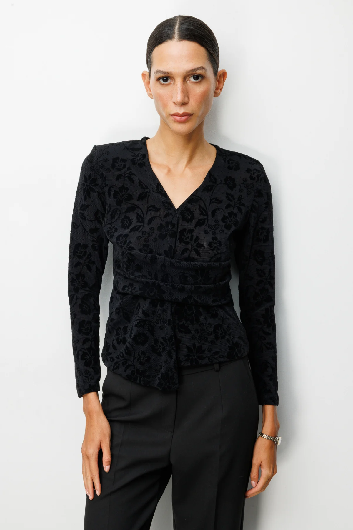 2026 KIŞOn Fashion On Kadife Desenli V Yaka Bluz Siyah Beli Pileli Uzun KolON FASHION4912761478