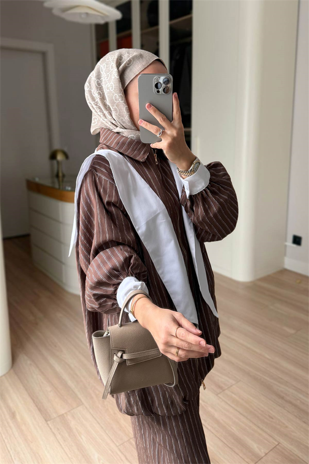Atkı Detaylı Çizgili Takım - Kahverengi
