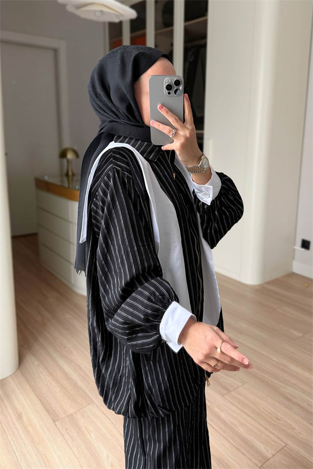 Atkı Detaylı Çizgili Takım - Siyah