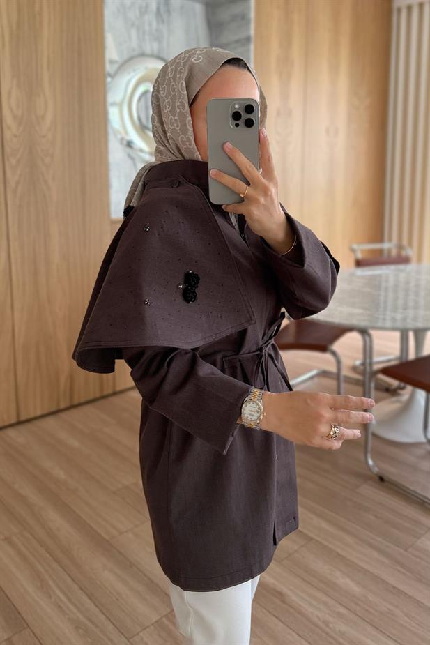 Gül Detaylı Omuz Pelerinli Trençkot - Kahverengi