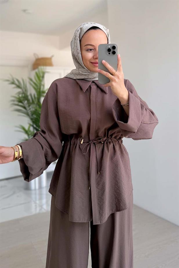 Rahat Kesim Büzgü Detaylı Takım - Kahverengi