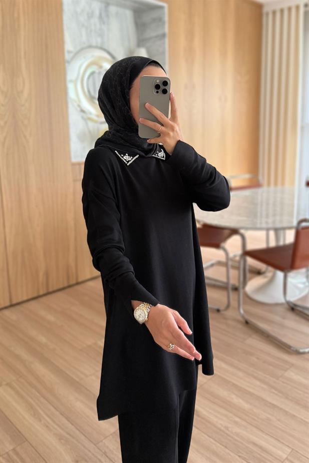 Yırtmaç Detay Yakası Taşlı Merserize Takım - Siyah