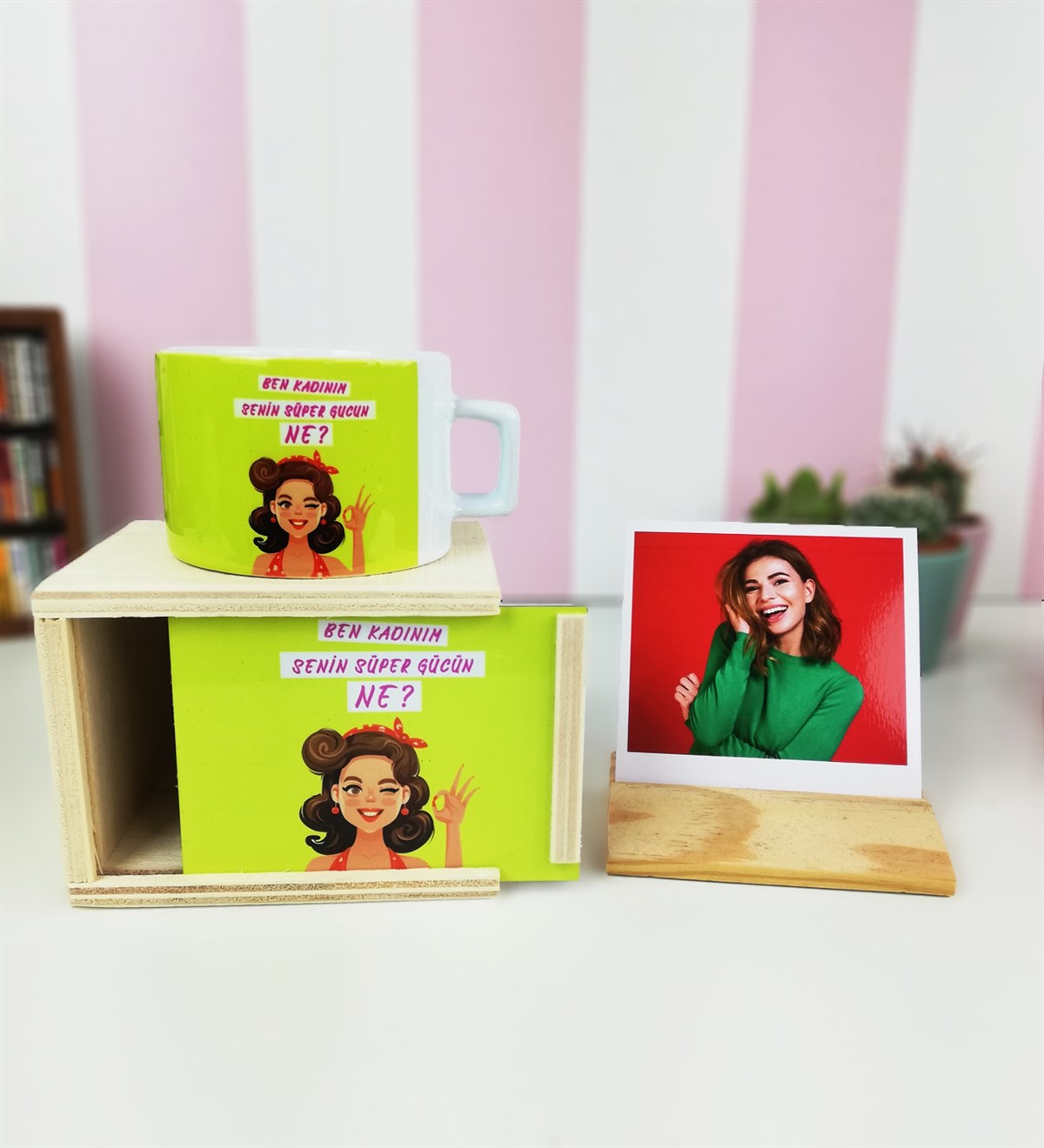 	Kişiye Özel Ahşap Fotoğraf Tutucu Ve Ben Kadınım Tasarımlı Kutulu KupaGiftmoda Foto-Tutucu-Kutulu-Kupa-Set 