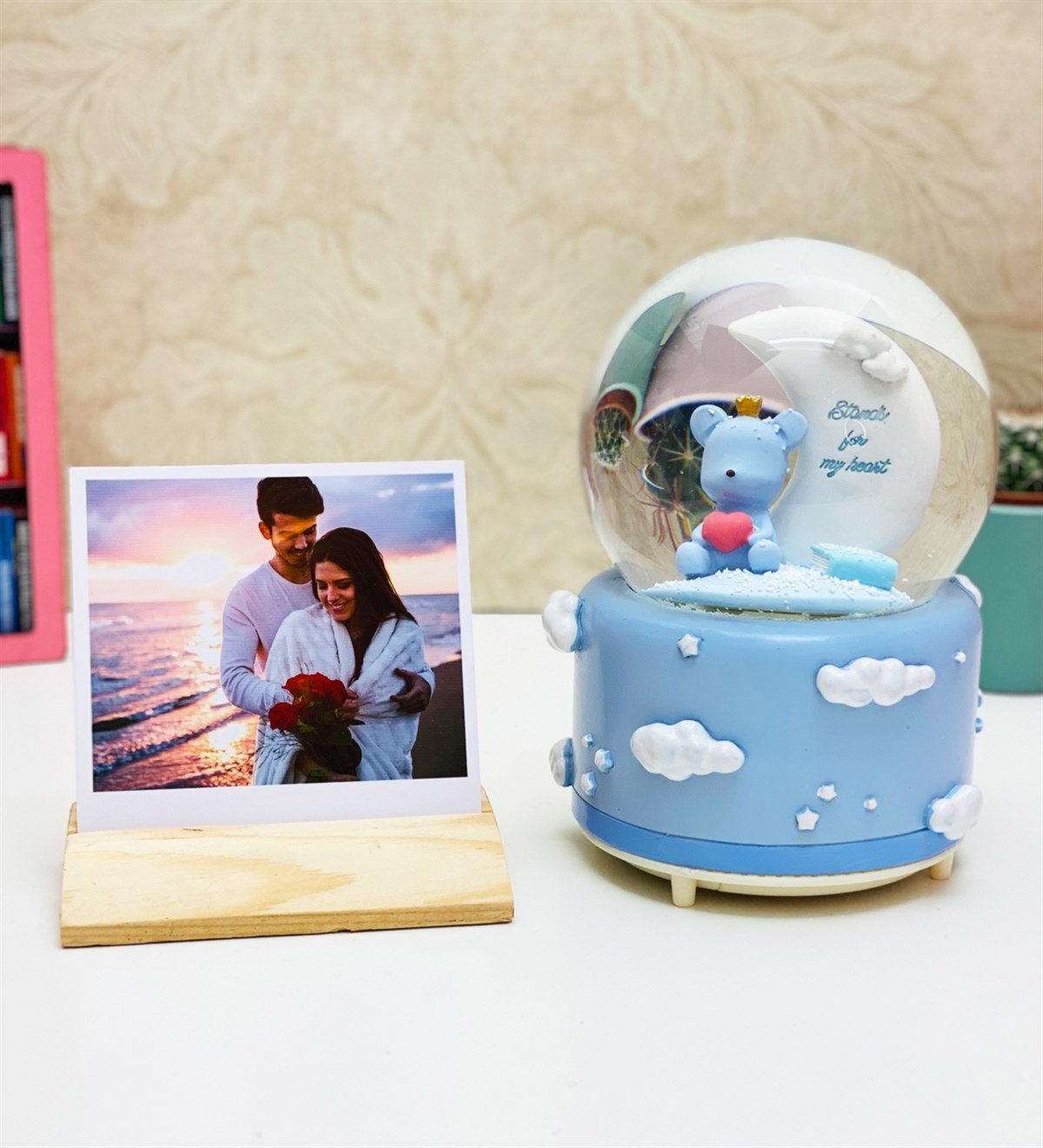  	Kişiye Özel Ahşap Fotoğraf Tutucu Ve Hoş geldin Bebek Kar Küresi SetGiftmoda Ko-Foto-Gm-2061-B-Set 