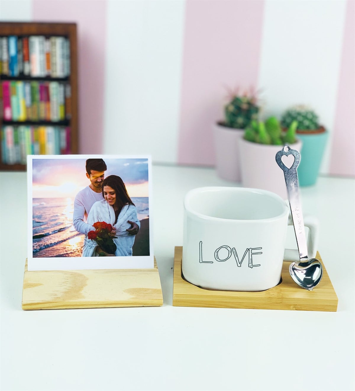  Kişiye Özel Ahşap Fotoğraf Tutucu Ve Love Tasarımlı Ahşap Standlı KupaGiftmodaGM-2454-Love-K-O-Foto