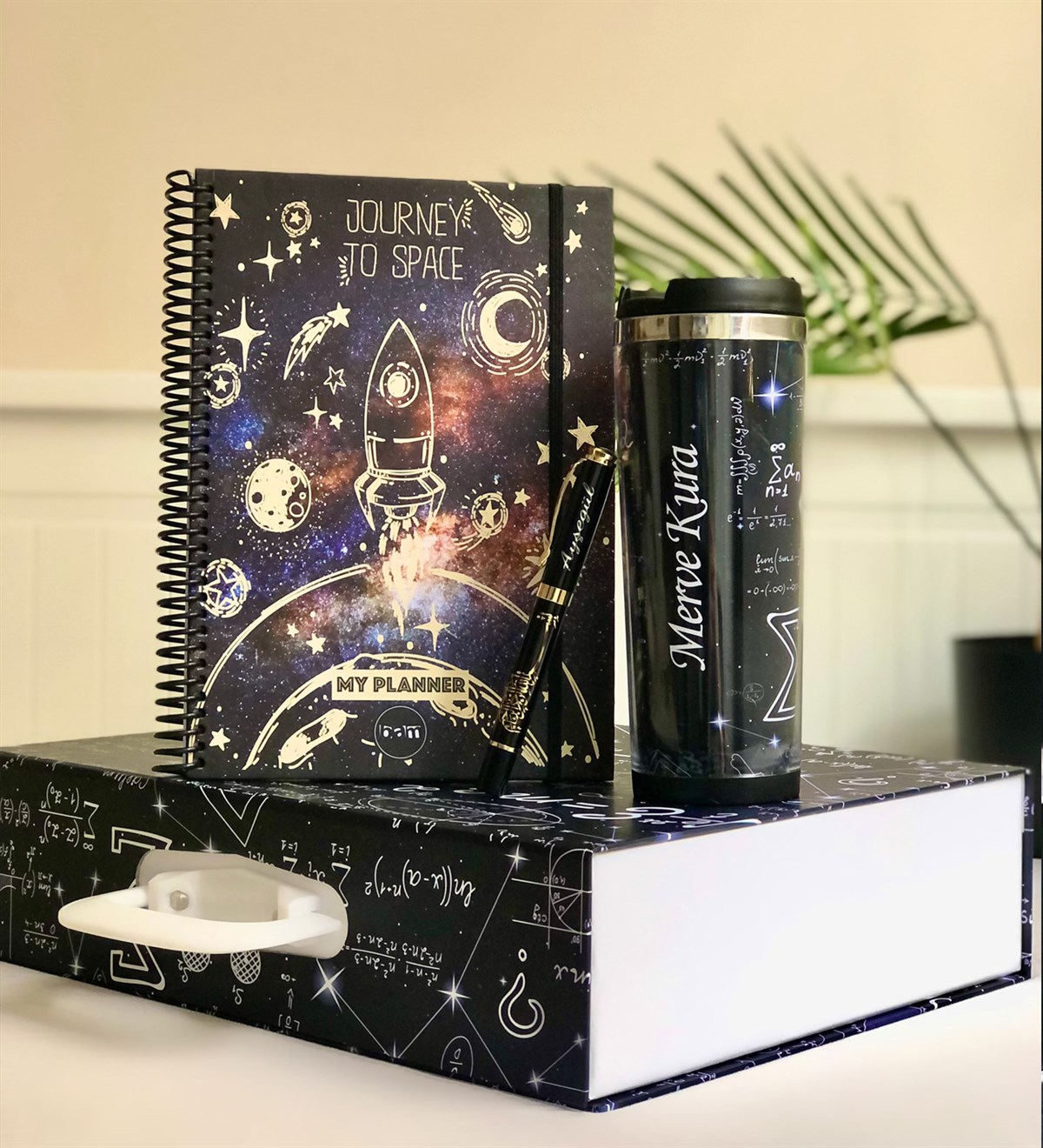  Kişiye Özel Emc ² Tasarımlı Özel Kutulu Hediye Seti Giftmoda Emc2-Mug-Bes-K-O 