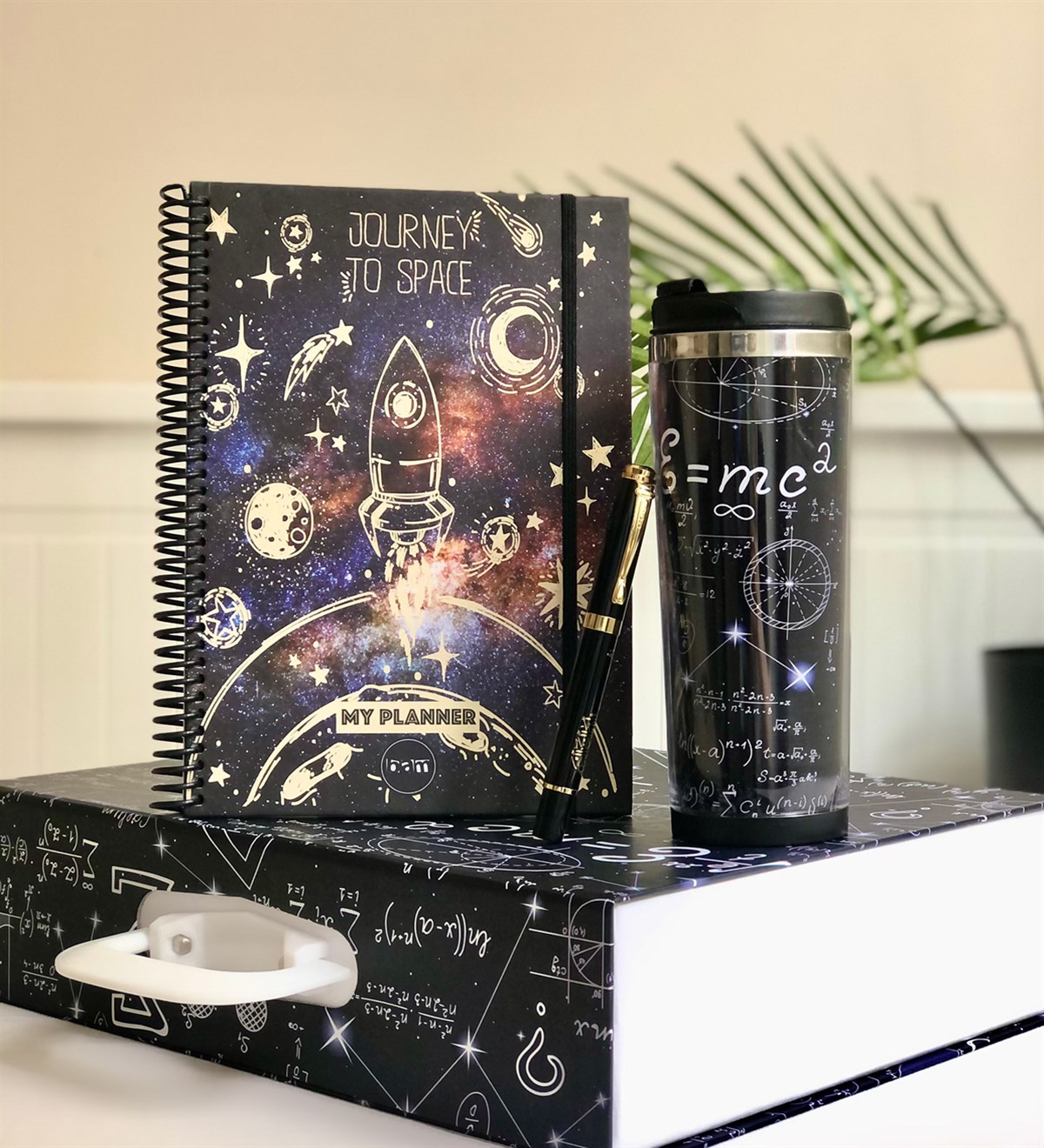  Kişiye Özel Emc ² Tasarımlı Özel Kutulu Hediye Seti Giftmoda Emc2-Mug-Bes-K-O 