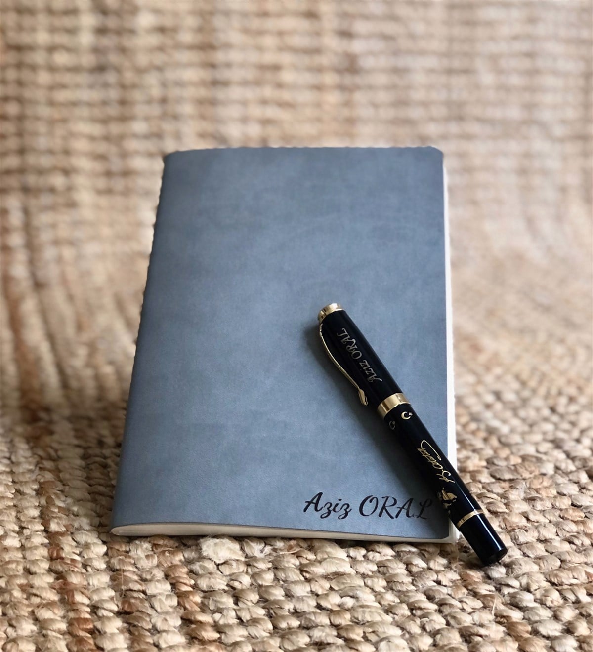  Kişiye Özel Gri Deri Defter Ve Altın Yaldızlı KalemGiftmoda Ko-Deri-Defter-Kalem-Gri-Besmele