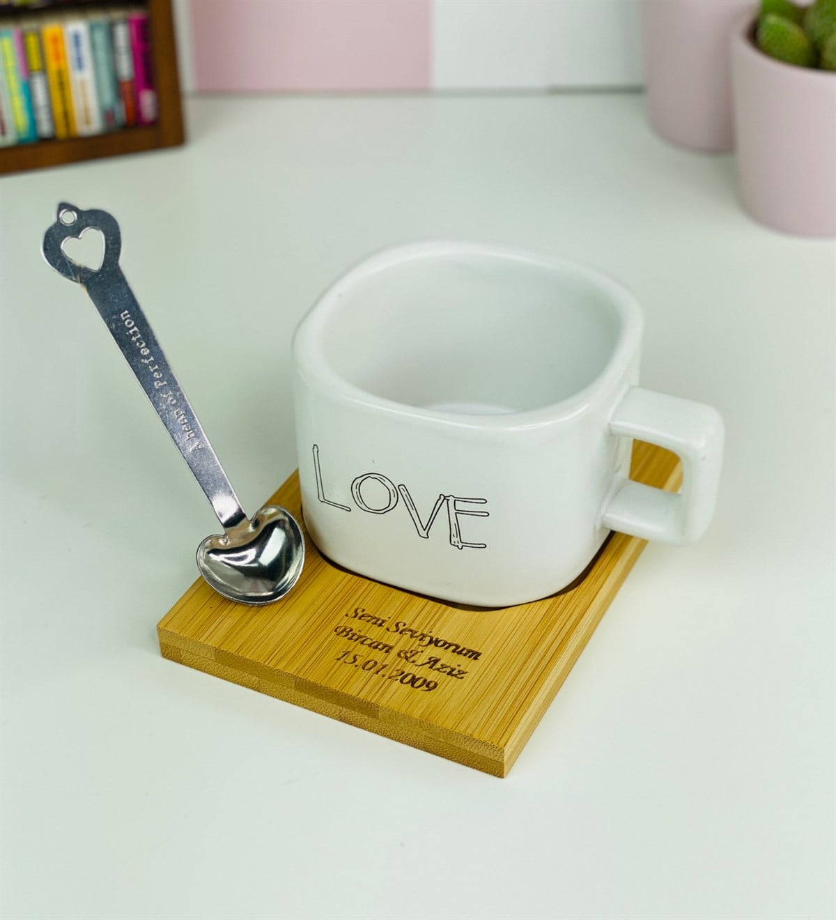  Kişiye Özel Love Tasarımlı Ahşap Standlı KupaGiftmoda GM-2454-Love-K-O