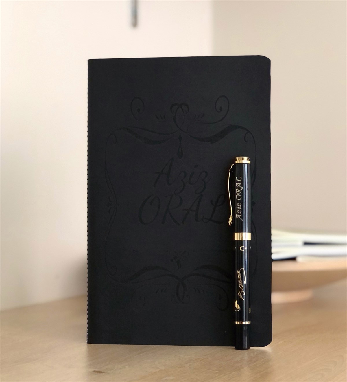  Kişiye Özel Siyah Deri Defter Ve Altın Yaldızlı Kalem  GiftmodaKo-Deri-Defter-1-Kalem-Siyah-Besmele