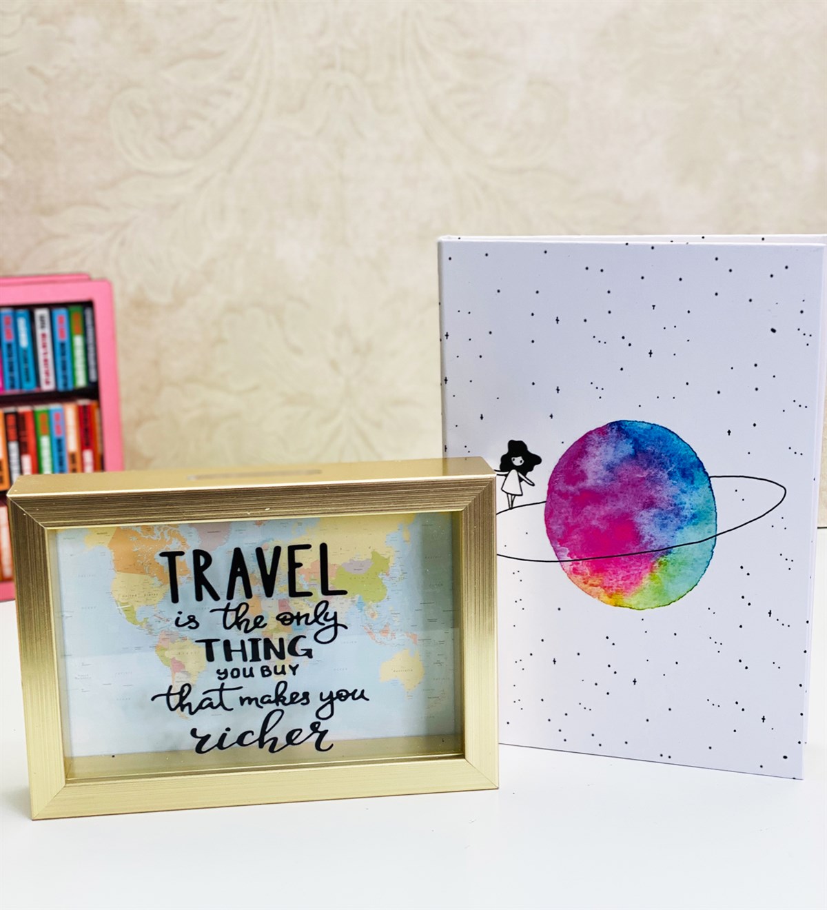  	Travel Journel Tasarımlı Kumbara Ve Satürünlü Kız Lastikli Defter SetGiftmodaGM-2140-Satürünlü-Kız-Defter-Set