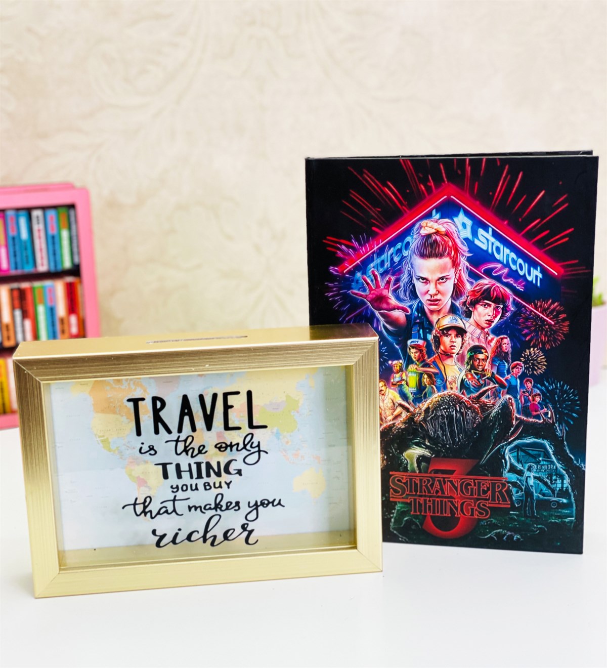  	Travel Journel Tasarımlı Kumbara Ve Stranger Things Lastikli Defter SetGiftmodaGM-2140-Stranger-Things-Defter-Set