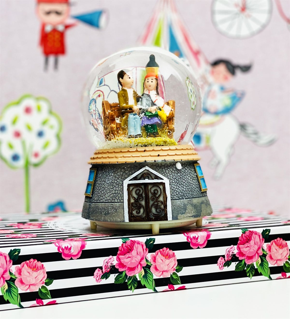 Bankta Oturan Sevgililer Işıklı Otomatik Kar Küresi Büyük BoyGift modagm-1066-1249-bank