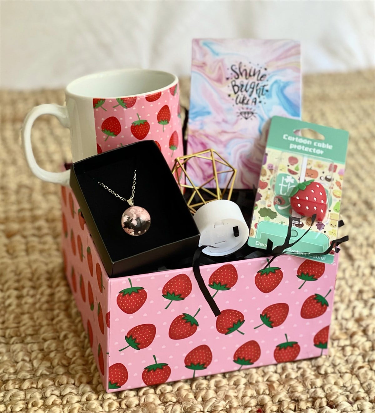 Çilek Tasarımlı Dolu Dolu Hediye SetiGiftmodaGmhs100092