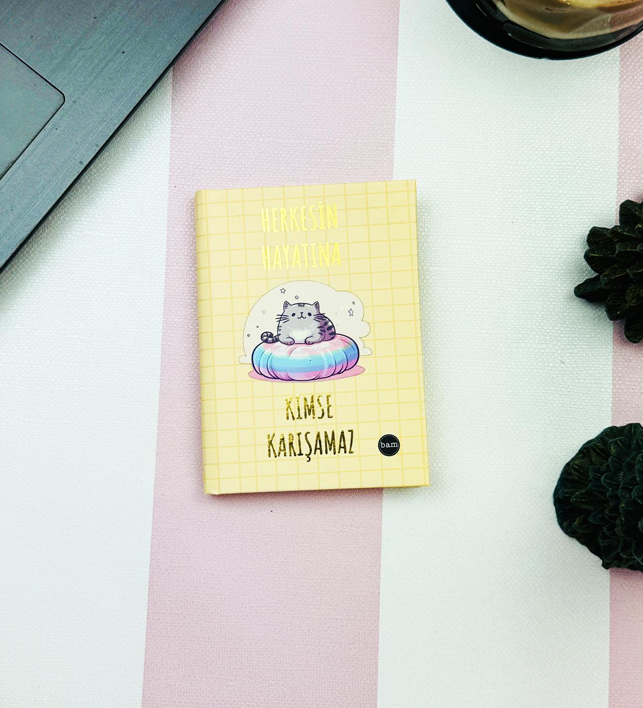 Herkesin Hayatına Kimse Karışamaz Tasarımlı Sert Kapaklı Mini DeftergiftmodaBam-1228-4