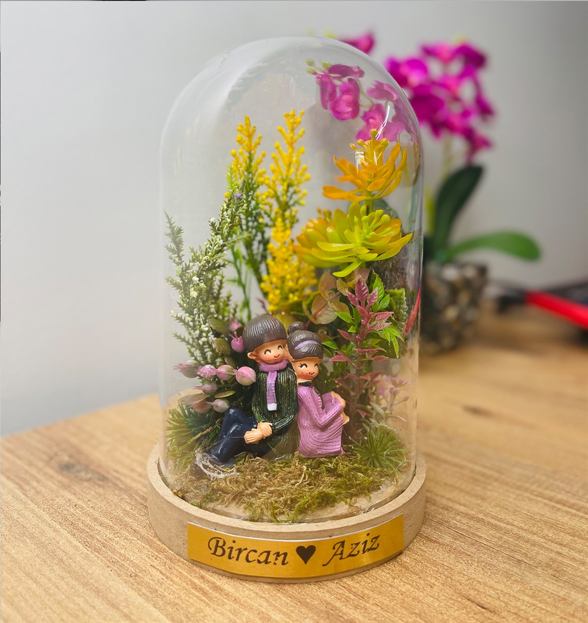 Kişiye Özel Cam Fanus İçinde Sırt Sırta Aşıklar Çiçek Aranjmanıgiftmodakö-sg-1-a