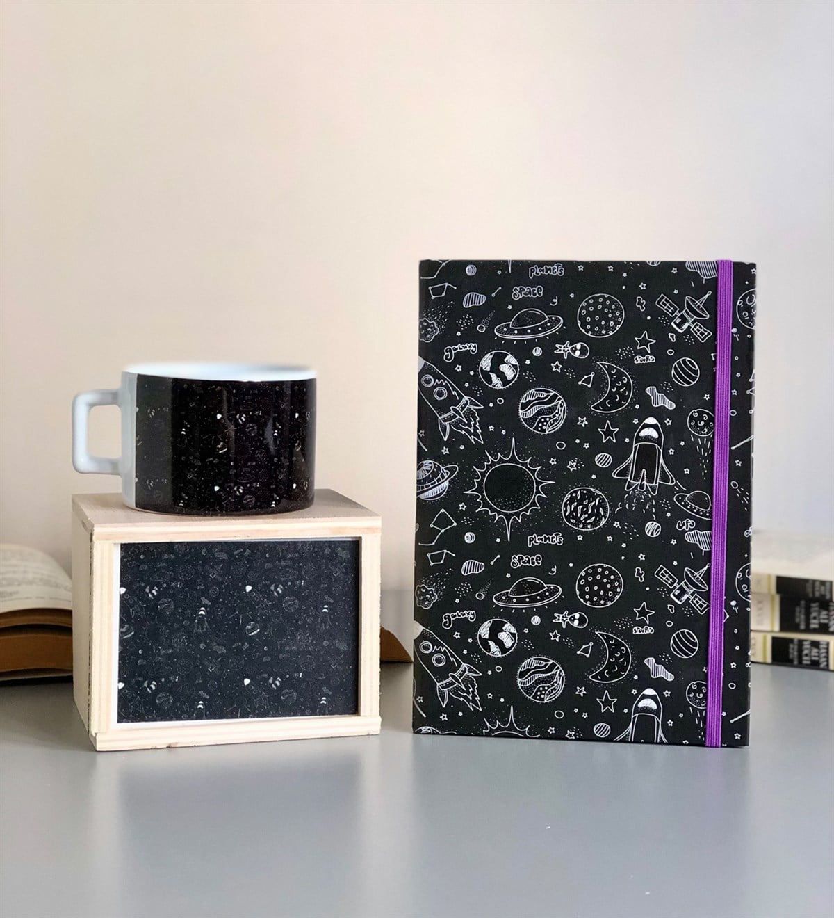 Galaxy Tasarımlı Defter Ve Kutulu Kupa SetGiftmodaGalaxy-Defter-Kupa