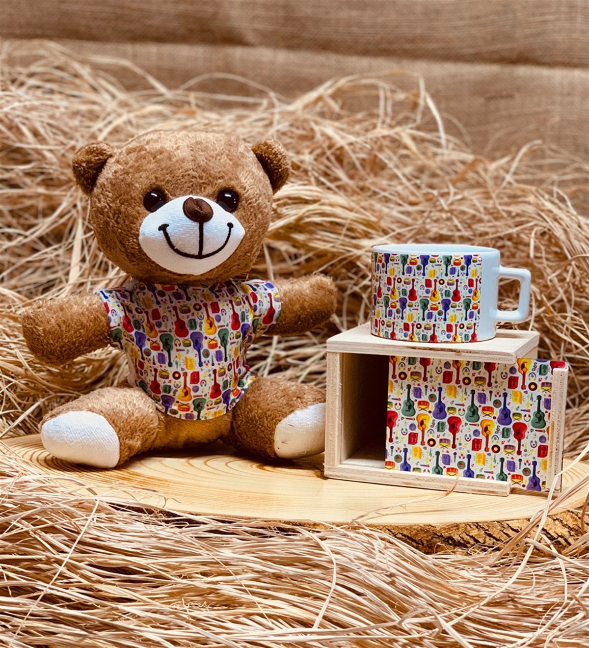 Gitarcı Peluş Ayı Ve Ahşap Kutulu Kupa Arkadaşa Hediye SetiGiftmodagitar-peluş-kupa