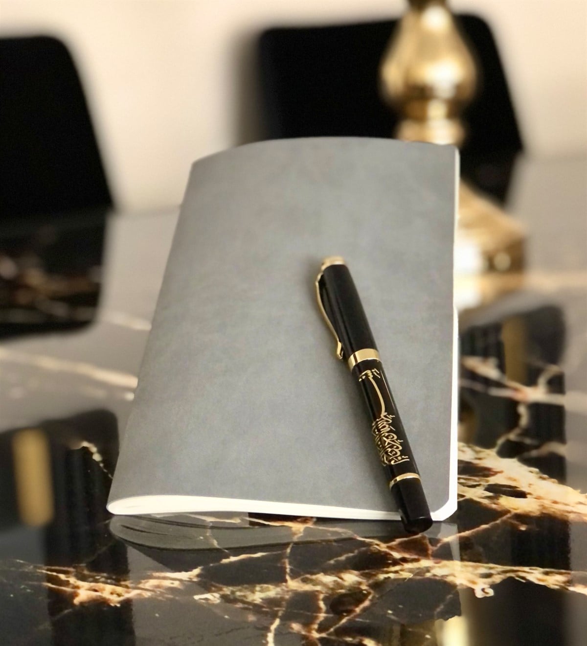 Gri Deri Defter Ve Altın Yaldızlı KalemGiftmodaDeri-Defter-Kalem-Gri