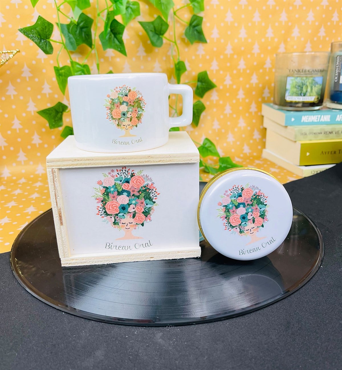 Kişiye Özel Çiçek Kadın Tasarımlı Kokulu Teneke Mum Ve Kutulu Kupa Hediye SetigiftmodaGmhs101370