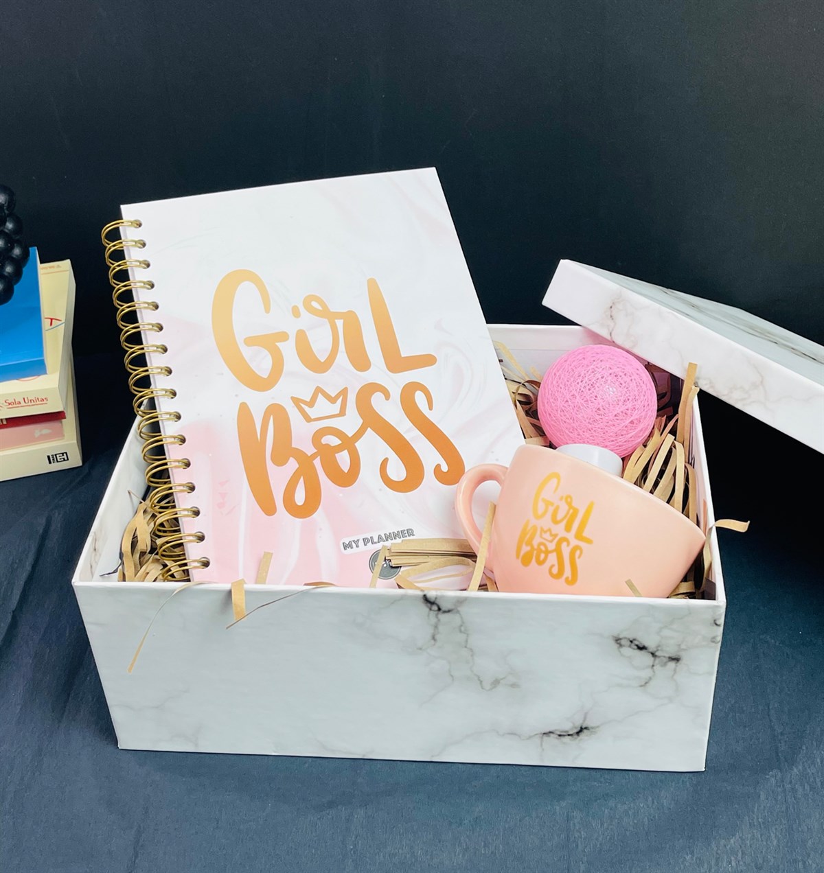 Girl Boss Tasarımlı Pembe 6 Cm Kupa Konuşan Ajanda Ve Mini Hasaır Lamba SetgiftmodaGmhs101240