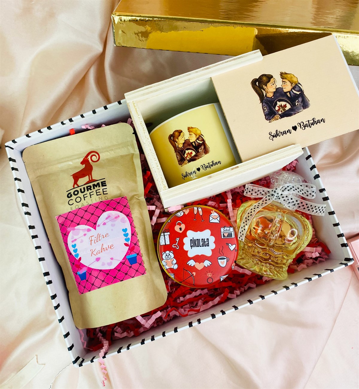 Kişiye Özel Sevimli Aşıklar Kutulu Kupa Ve Böğürtlenli Draje Sevgiliye Hediye SetigiftmodaGmhs101464