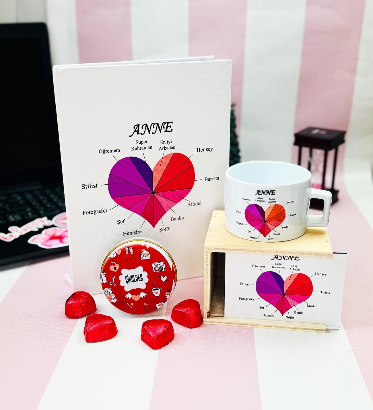 Süper Anne Tasarımlı Kutulu Kupa Kalp Çikolata Ve Sert Kapaklı Defter SetgiftmodaGmhs102002